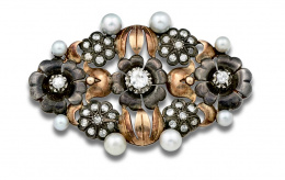 615.  Broche modernista catalán de flores de diamantes, en montura de plata y oro de 18K adornada con perlas.