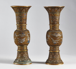 601.  Pareja de jarrones “Gu” en bronce y esmalte champlevé.Dinastia Qing, S. XVIII.