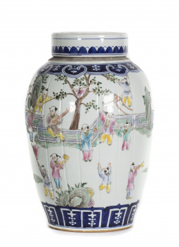 612.  Jarrón con tapa en porcelana “familia rosa”China, dinastía Qing, S. XIX