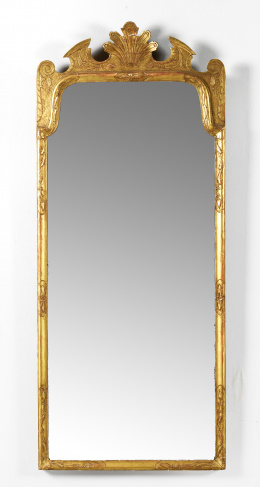 455.  Espejo de madera tallada, estucada y dorada.Inglaterra, S. XVIII..
