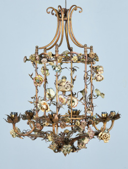 1061.  Lámpara hexagonal de seis brazos de luz con flores de porcelana y  buda en su interior. Años 40-50..