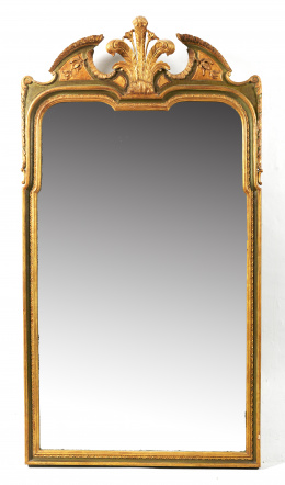 1062.  Espejo de estilo Jorge III de madera lacada de verde y dorada, rematada por las plumas del Príncipe de Gales y frontón partido.S. XX..