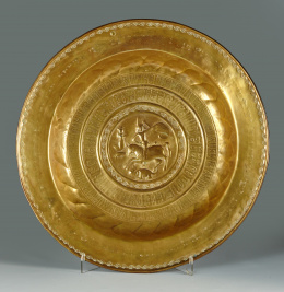 415.  Plato limosnero en cobre, decorado con gallones y San Jorge venciendo al Dragón en el asiento.Nuremberg, S. XVI.