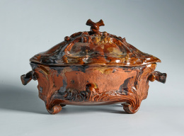 1018.  Sopera en cerámica jaspeada.Alcora, época de Cloostermans, h. 1790..