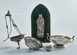 510.  “Virgen con niño” en plata moldeada y repujada.Francia, S. XVI.