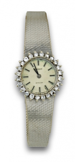 236.  Reloj TISSOT años 60 en malla de oro blanco con orla de brillantes.