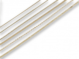 851.  Seis cadenas finas de oro de 18K .