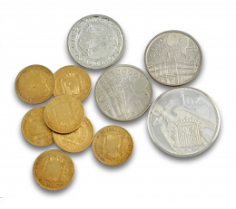704.  Lote de monedas:10 plata dorada,4 en plata y 7 en metal.