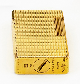 267.  Encendedor DUPONT plaqué or con decoración punta de diamante. 6394DD