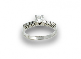 739.  Sortija años 60 con brillante central de 0,30 ctes aprox entre líneas de brillantes.