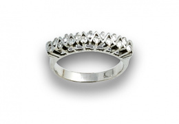 740.  Sortija media alianza de brillantes entre línea zig-zag en oro blanco de 18K.