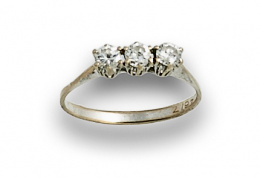 844.  Sortija tresillo de brillantes que suman 0,50 ctes aprox.