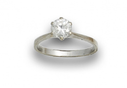 857.  Sortija solitario de brillante 0,90 ctes aprox oro blanco de 18K.