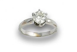 840.  Sortija con circonita en oro blanco de 18K.