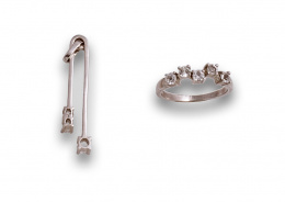 762.  Lote de Sortija media alianza con circonitas en zig-zag  y colgante de  circonitas, ambos en plata.