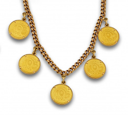 83.  Collar con 5 monedas de 10 ecus en oro 900 milésimas, colgantes de cadena de eslabón barbado de oro de 18K
