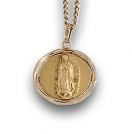 672.  Medalla circular de Virgen de Guadalupe con cadena larga de eslabón barbado. En oro de 18K.