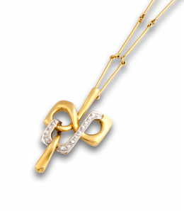 67.  Colgante contemporáneo en oro bicolor de 18K con brillantes que suman 1,20 ctes aprox. y cadena barritas