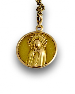 794.  Medalla colgante de Virgen con cadena fina en oro de 18K.