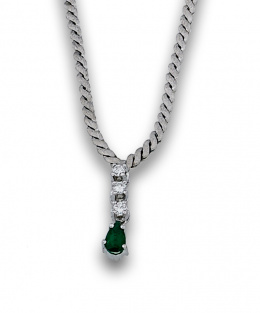725.  Gargantilla con centro de tres brillantes y perilla de esmeralda en cadena de cordón plano de oro blanco mate de 18K.
