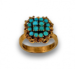 82.  Sortija años 50 con centro de turquesas en marco floral.