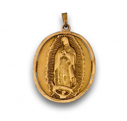 81.  Medalla colgante oval de Virgen de Guadalupe en oro de 18K.