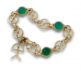 102.  Pulsera con cabuchones de crioprasa en cadena de aros y ochos de oro de 18K.