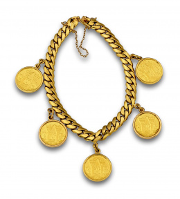 84.  Pulsera con 5 monedas de 10 ecus en oro 900 milésimas, colgantes de cadena de eslabón barbado de perfil curvo de oro de 18K