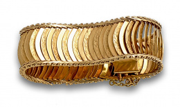 845.  Pulsera de plaquitas curvas articuladas con decoración lisa y grabada alterna.En oro de 18K.