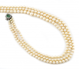 93.  Collar largo de tres hilos de perlas cultivadas con cierre de esmeralda orlada de brillantes 1,5 ct.0,60 ct
