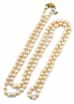 135.  Collar extra largo de un hilo de perlas cultivadas de 8,5 mm,con cierre ovoide gallonado en oro de 18K.