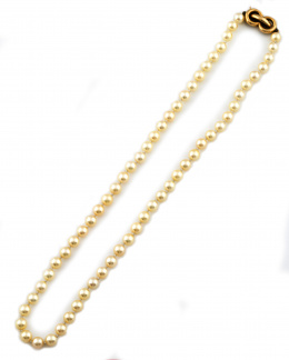 124.  Collar corto de perlas cultivadas de 5,5 a 6 mm con cierre de nudo en oro de 18K.