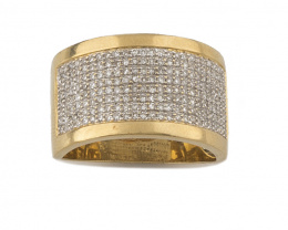 552.  Sortija con banda ancha de pavé de brillantes en oro amarillo de 18K.
