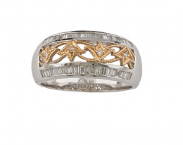 779.  Sortija con frente calado de oro rosa entre bandas de baguettes.