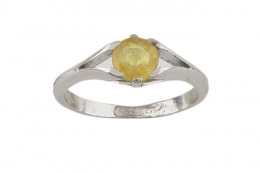 565.  Sortija con citrino de talla redonda en montura lisa de platino.