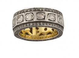 561.  Sortija alianza completa de diamantes rosas de talla irregular entre bandas de diamantes a ambos lados,y en el lateral de la montura.