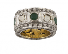 562.  Gran sortija alianza completa de diamantes y esmeraldas de talla irregular, entre bandas de diamantes a ambos lados y en el lateral de la montura