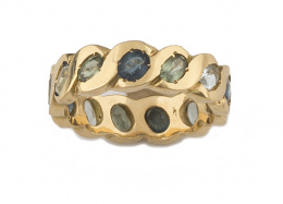 91.  Sortija alianza completa turmalinas de diversos tonos azulados y talla marquisse en oro amarillo de 18K.