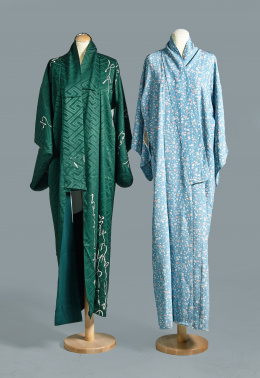 484.  Dos kimonos en seda; uno de hombre en seda verde y otro de mujer, en seda azul  decorado con flores.Trabajo japonés S. XX.