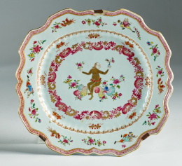 1140.  Fuente de compañía de indias de porcelana esmaltada y dorada de “familia rosa”.Trabajo chino para la exportación ffs. del S. XVIII.