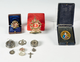 956.  Conjunto de siete piezas devocionales tres relicarios, una cruz y tres medallas.España S. XVIII- XIX.