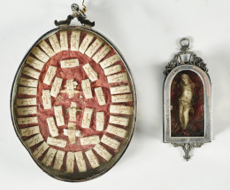 645.  Relicario oval en plata con diferentes reliquias de santos.España, S. XIX.