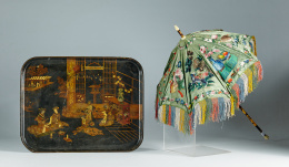 1096.  Sombrilla en seda verde pintada con decoración de peonías, aves y animal de “foo”, mango en símil carey y marfil.Trabajo chino para la exportación, S. XIX