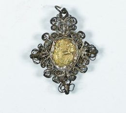 720.  Medallón devocional en bronce dorado montado en filigrana de plata.Trabajo español, ffs. S. XVI..