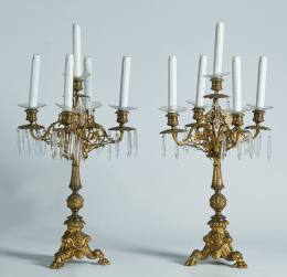 1136.  Pareja de candelabros en bronce dorado estilo Luis XV, S. XIX.