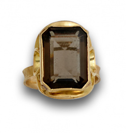 102.  Anillo con cuarzo ahumado en oro de 18K.
