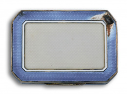 141.  Caja de pps s.XX en plata vermeil con esmalte gilloche en blanco y azul.