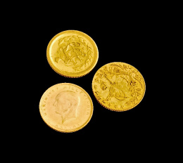 277.  Lote de dos Monedas del Imperio Otomano en y una de Irán en oro.