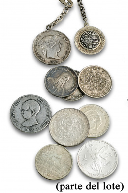 283.  Lote de 9 monedas en plata, 2 llaveros de plata y 65 monedas de diferentes paises y épocas.(En la foto parte del lote)