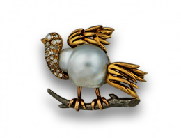 117.  Broche faisán con perla Australiana barroca  y cuello de pavé de brillantes en montura de oro amarillo y blanco de 18K.